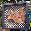 Attacus atlas (Snake Head Moth) in Kader met Dambordmotief en Knopen - Opgezette Werelden