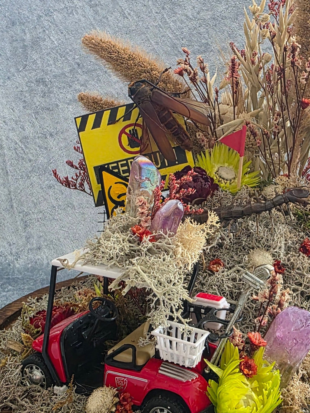 De laatste hole — post-apocalyptisch golfterrein met opgezette reuzeninsecten - Opgezette Werelden