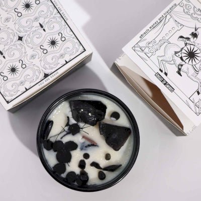 The Knight of Swords geurkaars met gedroogde bloemen en zwarte obsidiaan - Opgezette Werelden